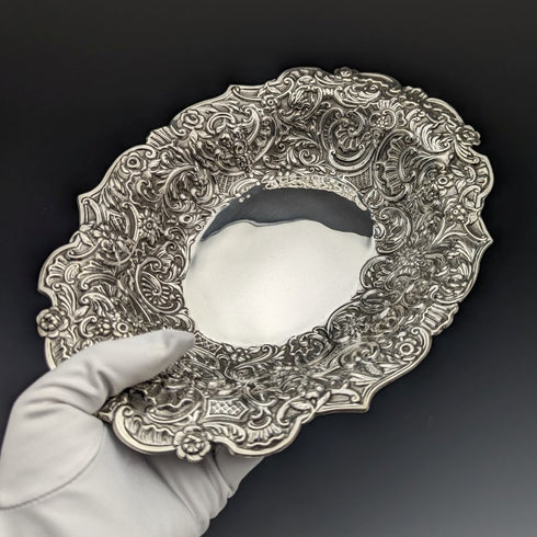 1900 British antique sterling silver bowl embossed 217g William Comyns